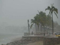 Mientras tanto, la tormenta tropical Blas se encuentraba cerca de Manzanillo, Colima. I. BARAJAS  /