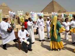 El grupo de música tradicional nubia Awled el Nil canta y baila al pie de las pirámides de Guiza como parte de los actos. EFE  /