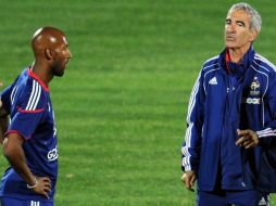 Raymond Domenech y el jugador Nicolas Anelka en una sesión de entrenamiento. AFP  /