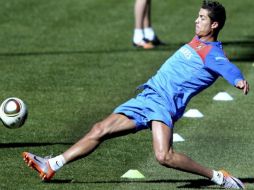 Cristiano Ronaldo preparándose para el sguiente partido, esperando no llevarse una tarjeta más. EFE  /