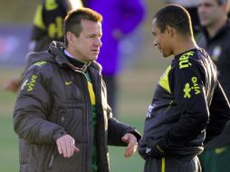 El entrenador de Brasil, Dunga y el jugador Gilberto Silva, durante el entrenamiento. AFP  /