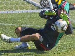 Luis Michel actualmente con la Selección, es dueño del arco de Chivas. AFP  /