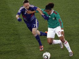 'Gio' defiende la posesión del balón ante el francés Franck Ribery. AP  /