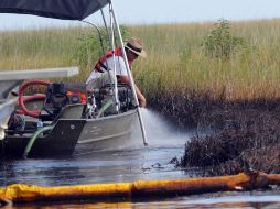 Un hombre limpia residuos de petróleo cerca de Grand Isle, Louisiana, el Estado más afectado por el derrame. AFP  /