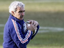 El técnico Raymond Domenech acepta que el comportamiento de Anelka fue malo, sin embargo considera que ya se trató mucho el tema. AP  /