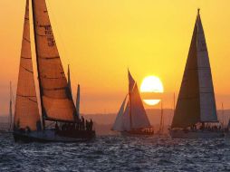 Tony Hayward participó con su yate (izq.) en las costas al sur de Gran Bretaña. AP  /
