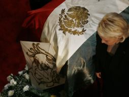 Antes de ser incinerado, el cuerpo de Monsiváis estuvo en el Palacio de Bellas Artes, donde se le rindió un último adiós. AP  /