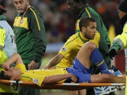 Elano abandonó la cancha en camilla tras un fuerte choque con el marfileño Yaya Toure. AP  /