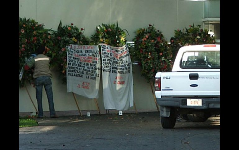 En los textos se lee: “Para un gran amigo al que nunca olvidaré, de su amigo ‘El Grande’, que lo quiso como a un padre. EL UNIVERSAL  /