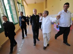 El secretario del Vaticano Dominique Mamberti, durante el recorrido por el antiguo Convento de Nuestra Señora de Belén. EFE  /
