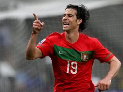 El jugador portugués Tiago Mendes festejó de esta manera su segundo gol. EFE  /