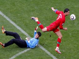 Acción del remate de Cristiano Ronaldo con el cual consiguió el sexto gol de Portugal. EFE  /