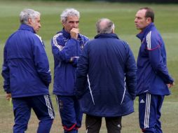 Raymond Domenech (2 izq) y el presidente de la Federación de Futbol de Francia, Jean-Pierre Escalettes (2 der). EFE  /
