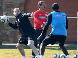 Los ingleses se preparan en el entrenamiento para calificar en octavos de final. EFE  /
