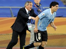 El seleccionador de Uruguay, Óscar Washington Tabarez dando instrucciones a sus jugadores en el partido. EFE  /