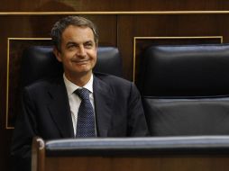 El jefe del Gobierno españo, José Luis Rodríguez Zapatero, sonríe durante la votación sobre la reforma laboral, en Madrid. AFP  /