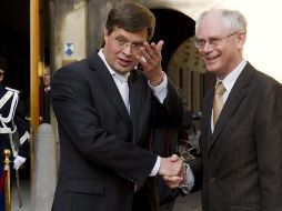 El presidente del Consejo Europeo, Herman Van Rompuy (derecha) saluda al saliente primer ministro holandés, Peter Balkenende. EFE  /