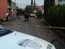 Policía de Tlajomulco acudió a cotejar el hallazgo en la calle Privada Tobi. M. PATIÑO  /