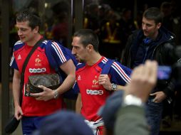 Cedric Carrasso (izq.) y Frank Ribery (centro) partieron ayer de Sudáfrica, luego de su eliminación del Mundial. EFE  /