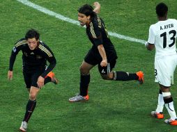 Mesut Özil (izq.) metió el gol alemán al minuto 60. GETTY IMAGES SPORT  /