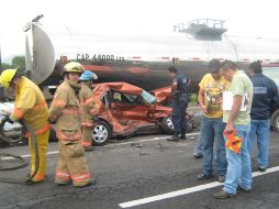 Un choque entre dos vehículos particulares y una pipa sobre la carretera a Morelia. O. RUVALCABA  /