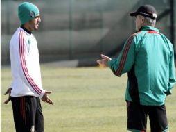 Carlos Vela (izq.) entreno sólo el día de hoy. EFE  /