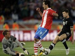 Roque Santa Cruz, (centro) el mejor jugador del enfrentamiento de Paraguay ante Nueva Zelanda. AP  /