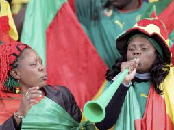 Una mujer sopla una vuvuzela durante el partido de Camerún y Holanda, en Sudáfrica. REUTERS  /