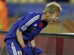Keisuke Honda celebra tras anotar el primer gol ante Dinamarca. AP  /