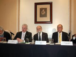 Adolfo Castañón, Gonzalo Celorio, José G. Moreno de Alba, Vicente Quirarte y Vicente Leñero, en la sesión. NTX  /