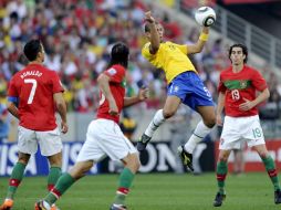 El jugador brasileño Felipe Melo (centro), pelea por balón con jugadores de Portugal. EFE  /