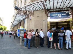 La tenencia se dejará de pagar totalmente en 2012 por decreto presidencial. ARCHIVO  /