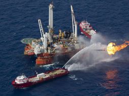 El barco Q4000 quema el hidrocarburo que expulsa la plataforma petrolera Deepwater Horizon, gestionada por BP. EFE  /