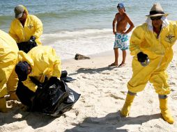 La tormenta tropical Alex amenaza con complicar aún más las operaciones de limpieza  en el Golfo de México. EFE  /