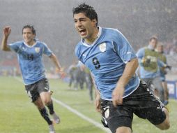 El jugador uruguayo Luis Suárez festejando su gol.EFE  /