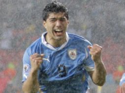 El jugador promotor de los dos goles de la victoria, Luis Suárez en festejo de su segundo gol.EFE  /