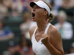 La rusa María Sharapova descarga en un grito toda la tensión y adrenalina hoy contra Barbora Zahlavova. EFE  /
