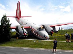 El P2-Neptuno posa su nariz sobre una autopista. AP  /