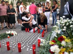 Unas 500 personas se congregaron en el Arco del Triunfo para mostrar sus condolencias por las víctimas del tren de Castelldefels. EFE  /