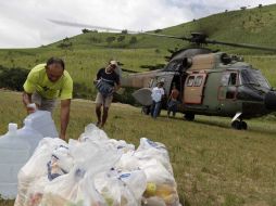 Un helicóptera del Ejército de Brasil reparte ayuda humanitaria. AP  /