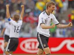Jugadores alemanes celebran uno de los cuatro goles que anotaron ante Inglaterra. EFE  /
