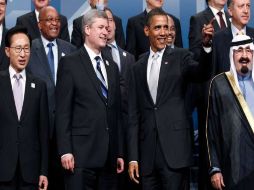 Harper, primer ministro de Canadá, y Obama, presidente de EU (ambos al centro) durante la toma de la fotografía oficial. REUTERS  /