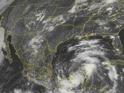 Imagen satelital de hoy que muestra nubes en la Península de Yucatán, asociadas a 'Alex'. AP  /