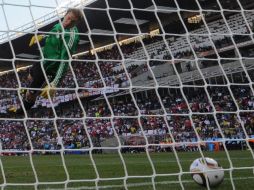 El balón cruza claramente la línea de gol, lo que hubiera significado el 2-2 para Inglaterra. AFP  /