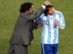 Messi (der.) es alentado por el técnico Maradona. GETTY IMAGES SPORTS  /