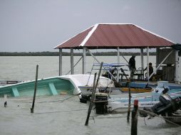 Una balsa se hunde tras los fuertes vientos provocados por la llegada de “Alex” a Chetumal, Quintana Roo. REUTERS  /
