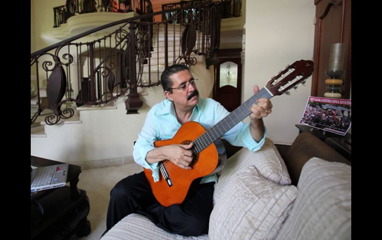 El ex presidente de Honduras, Manuel Zelaya, toca la guitarra en su residencia de República Dominicana. EFE  /