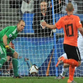 Holanda avanza con lo justo