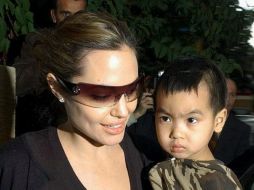 La pareja formada por Brad Pitt y Angelina Jolie tiene tres hijos naturales y tres hijos adoptados. EFE  /