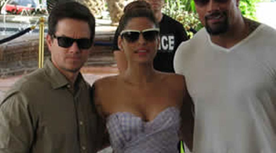 Eva Mendes interpreta a la esposa de Ferrell, de quien Walhberg queda prendado. EL UNIVERSAL  /